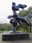 906646 Afbeelding van het bronzen beeldhouwwerk 'De Wachter' van Nic Jonk (1928-1994), in 1976 geplaatst op de heuvel ...